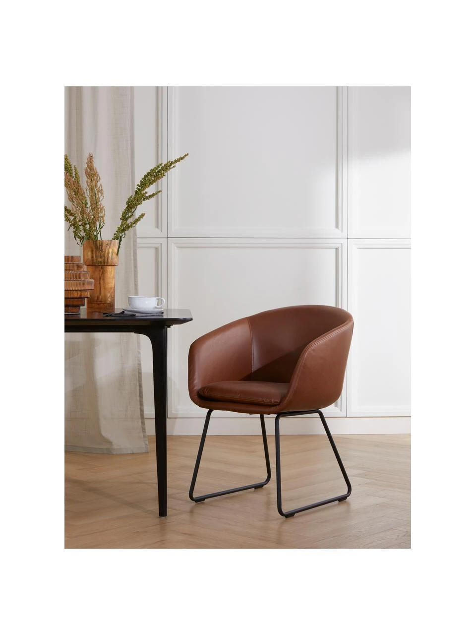 Westwing Collection Gepolsterter Armlehnstuhl Juri aus Kunstleder, B 58 x T 58 cm 4 Westwing Collection Gepolsterter Armlehnstuhl Juri aus Kunstleder, B 58 x T 58 cm – Bild 2