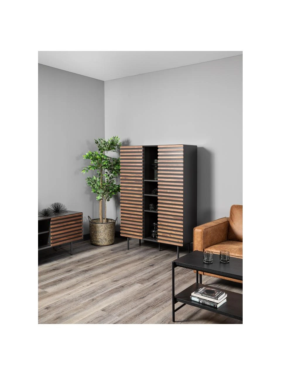 Highboard Kesia mit Walnussfurnier, B 105 x H 155 cm 4 Highboard Kesia mit Walnussfurnier, B 105 x H 155 cm – Bild 2