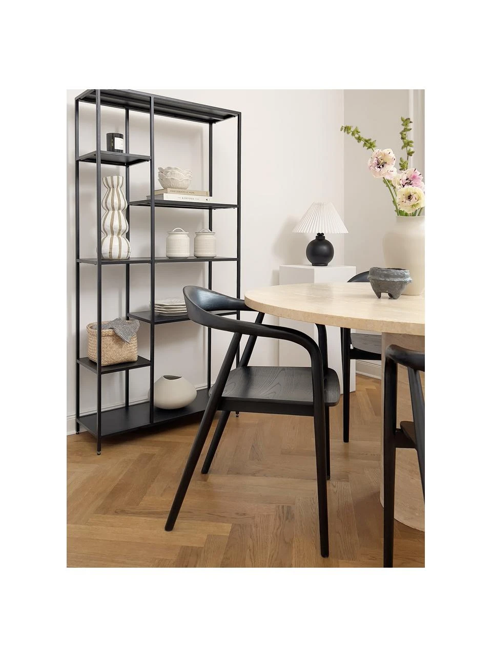 Westwing Collection Holz-Armlehnstuhl Angelina in Schwarz, B 57 x H 80 cm 5 Westwing Collection Holz-Armlehnstuhl Angelina in Schwarz, B 57 x H 80 cm – Bild 3