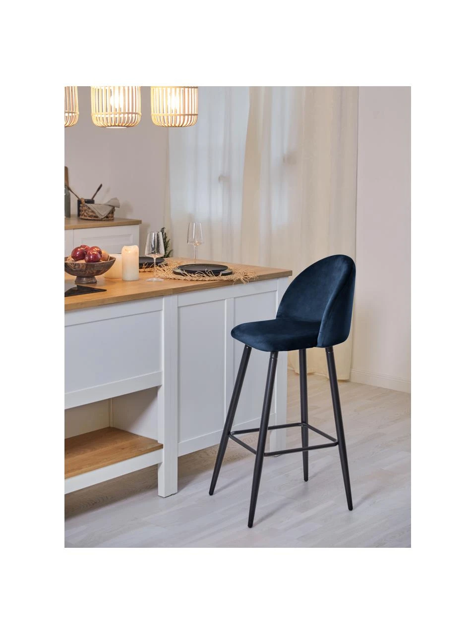 Westwing Collection Samt-Barstuhl Amy in Dunkelblau, B 45 x H 103 cm 4 Westwing Collection Samt-Barstuhl Amy in Dunkelblau, B 45 x H 103 cm – Bild 2