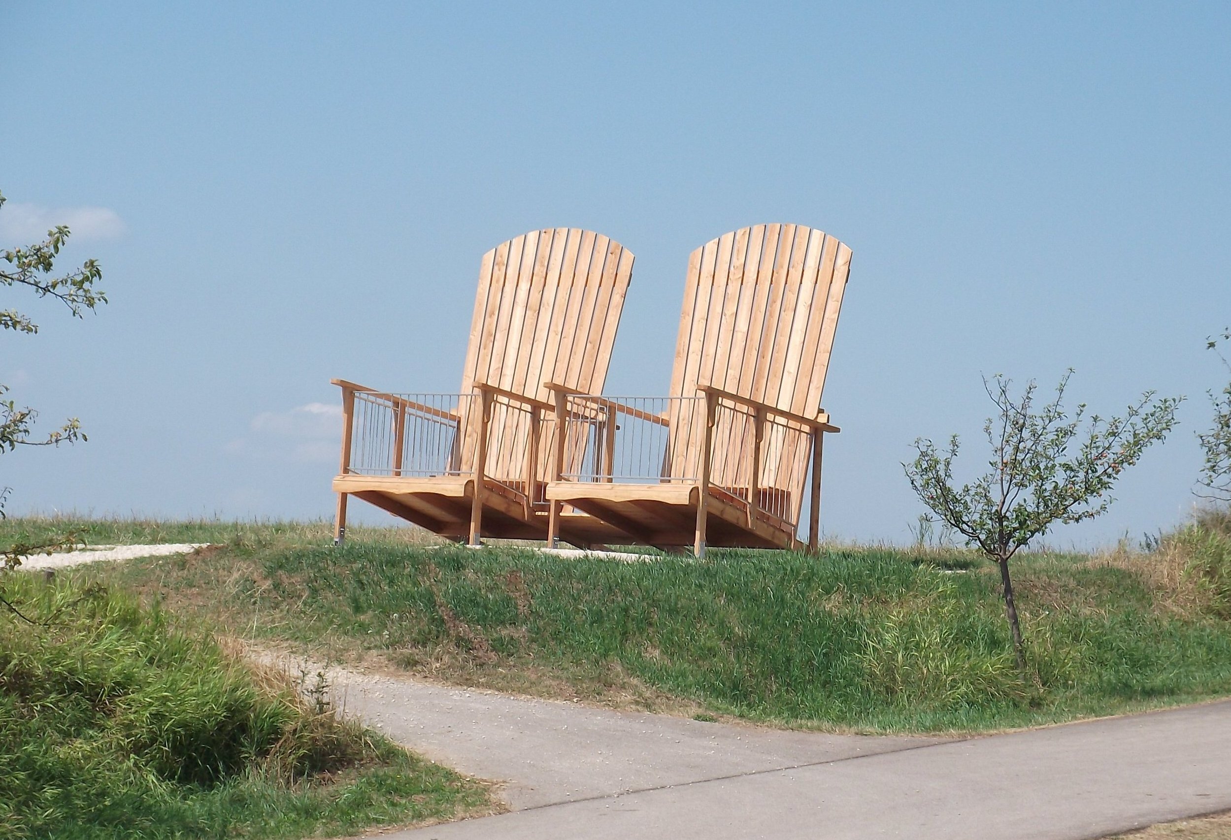 Esszimmer Verkäufe -Esszimmer Verkäufe Riesen Holzstuehle zum Relaxen panoramio